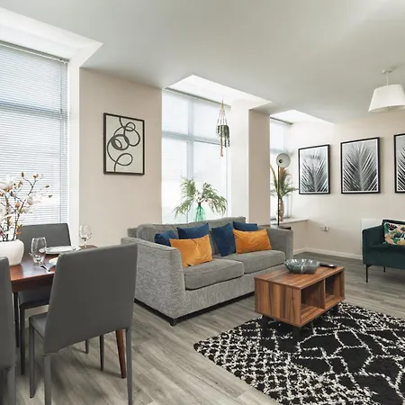 Central Apartment With 2 Parking Spaces!-2