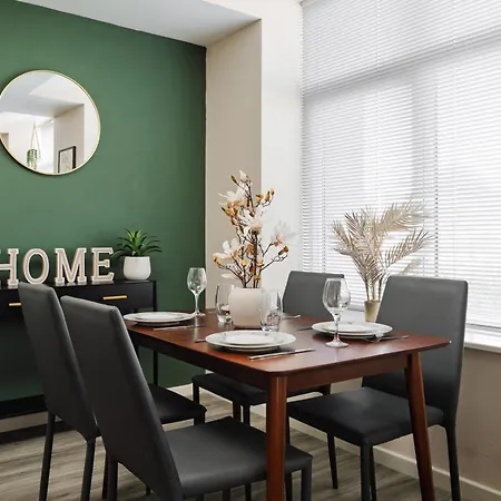Central Apartment With 2 Parking Spaces!-3